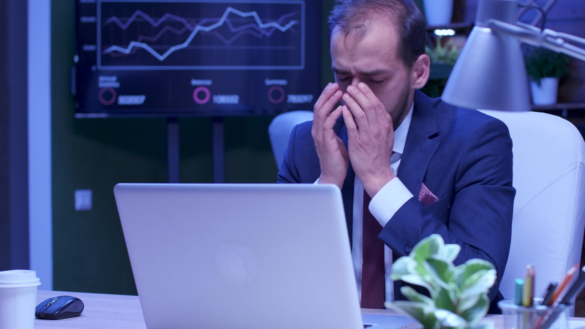 精疲力竭的人穿着正装在笔记本电脑上工作视频的预览图