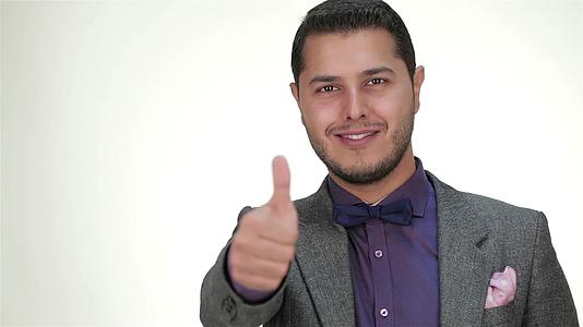 男人的微笑和竖起的拇指视频的预览图