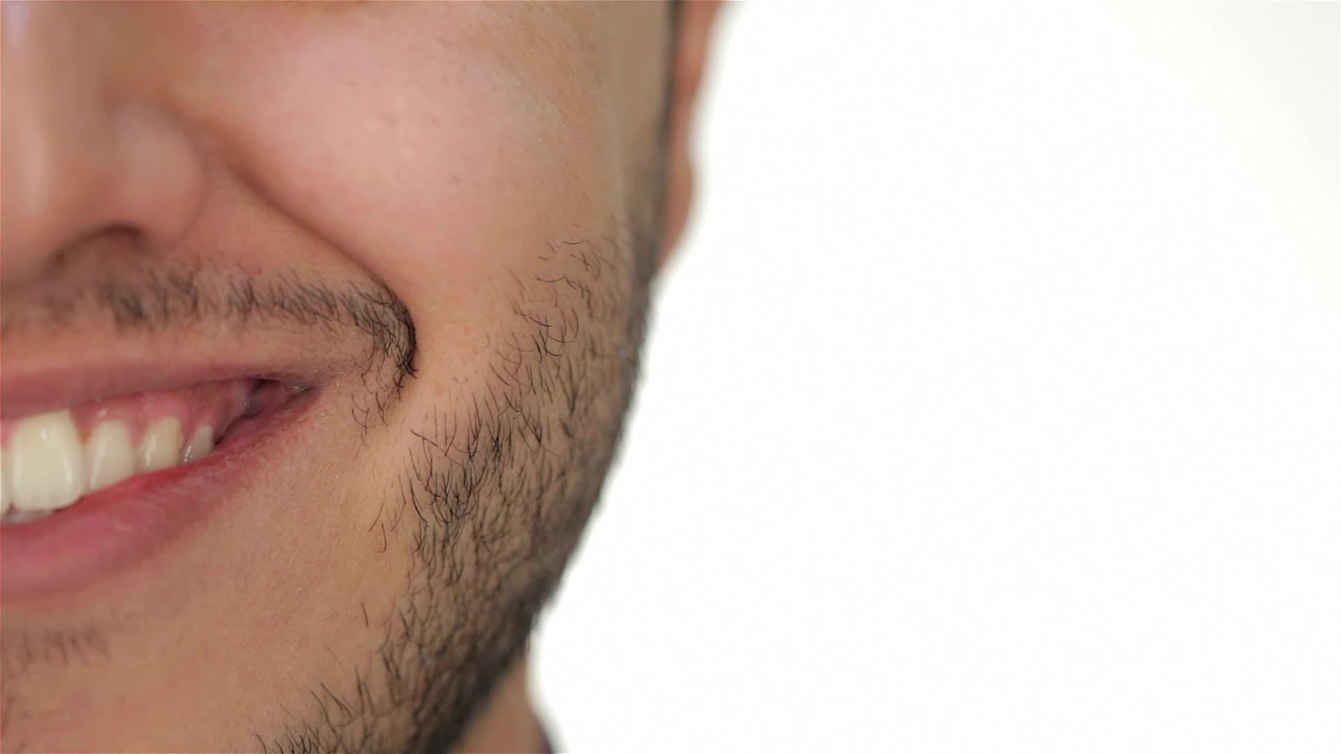 男人的笑脸视频的预览图