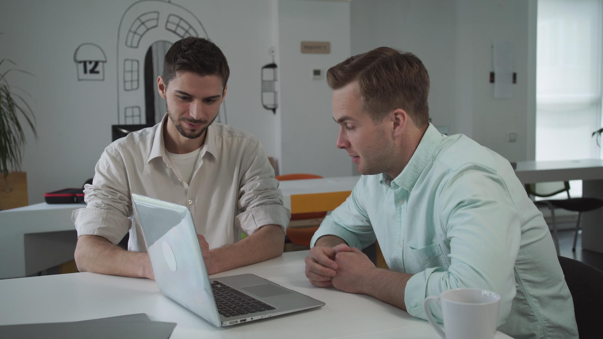 两个男人正在看电脑讨论商业项目的笑声视频的预览图