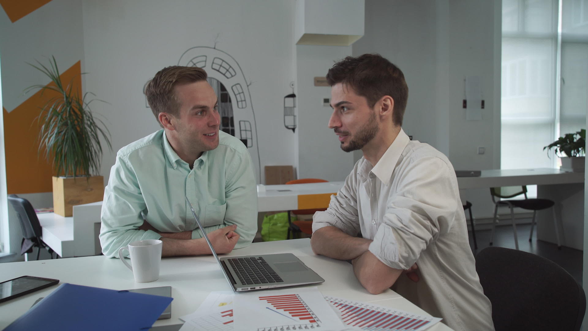 两个帅哥在创意时尚办公室和他友好交谈视频的预览图