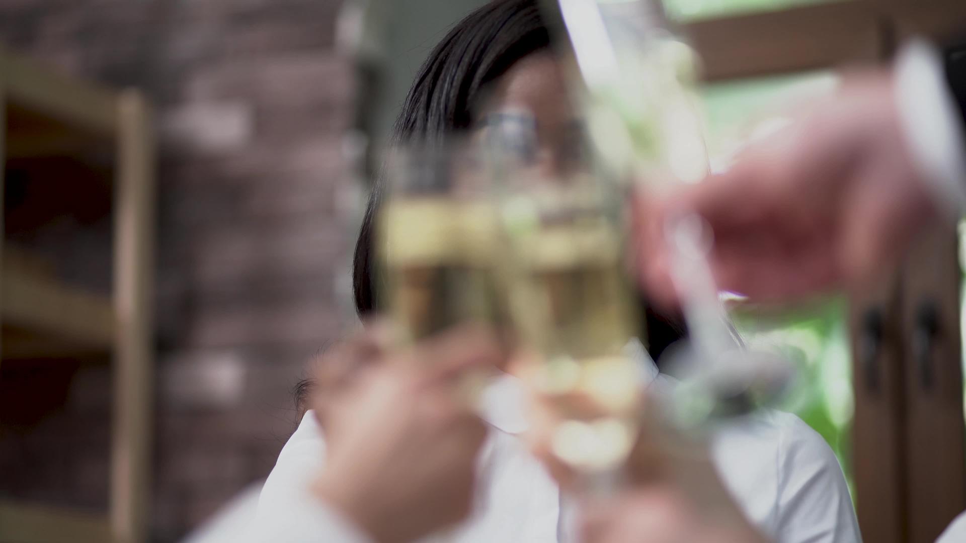 喝酒庆祝成功的商人视频的预览图