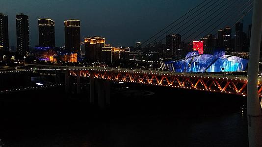 重庆航拍千厮门大桥追轻轨视频的预览图
