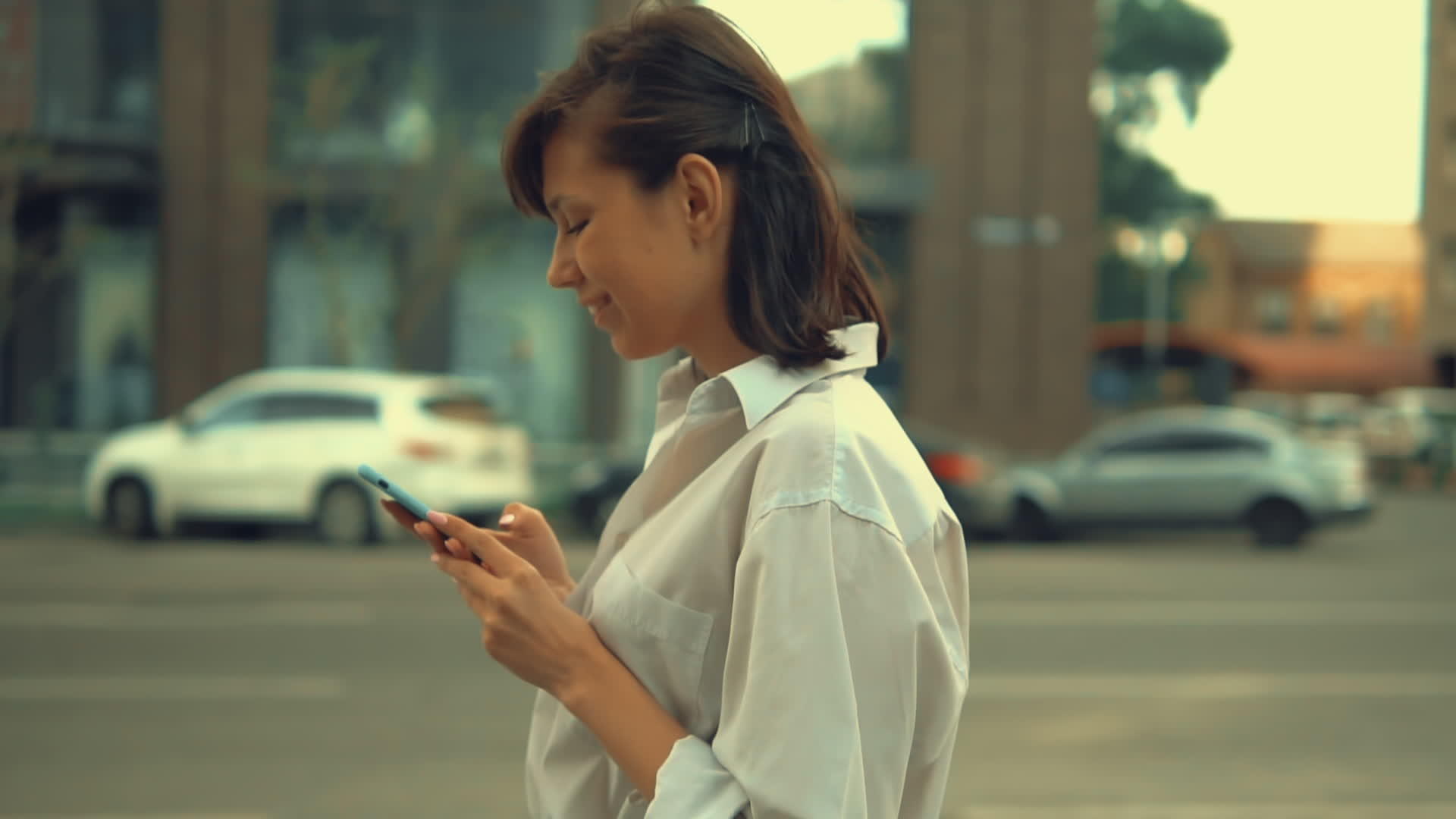 成年妇女在城市中使用移动步行视频的预览图