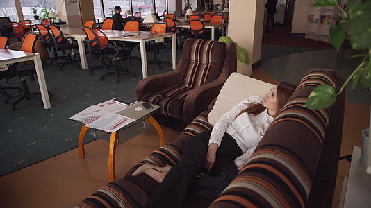 红发长发的女性在工作时休息视频的预览图