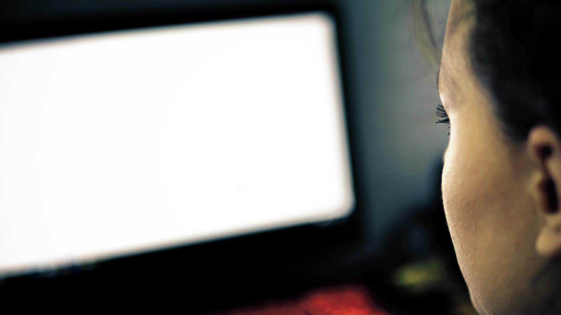 社交网络照片搜索女性在办公室用笔记本电脑工作视频的预览图