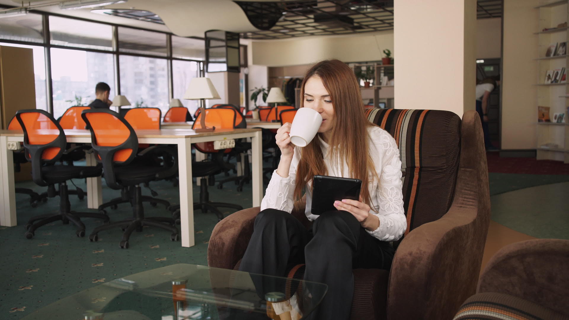 商业女性使用触摸屏平板和在办公室微笑视频的预览图