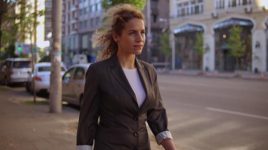 城市女商人步行人数视频的预览图