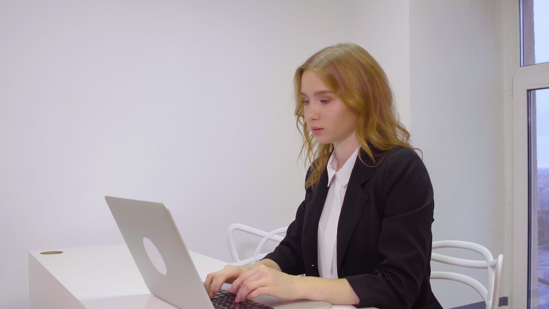 在办公室使用计算机工作的妇女视频的预览图