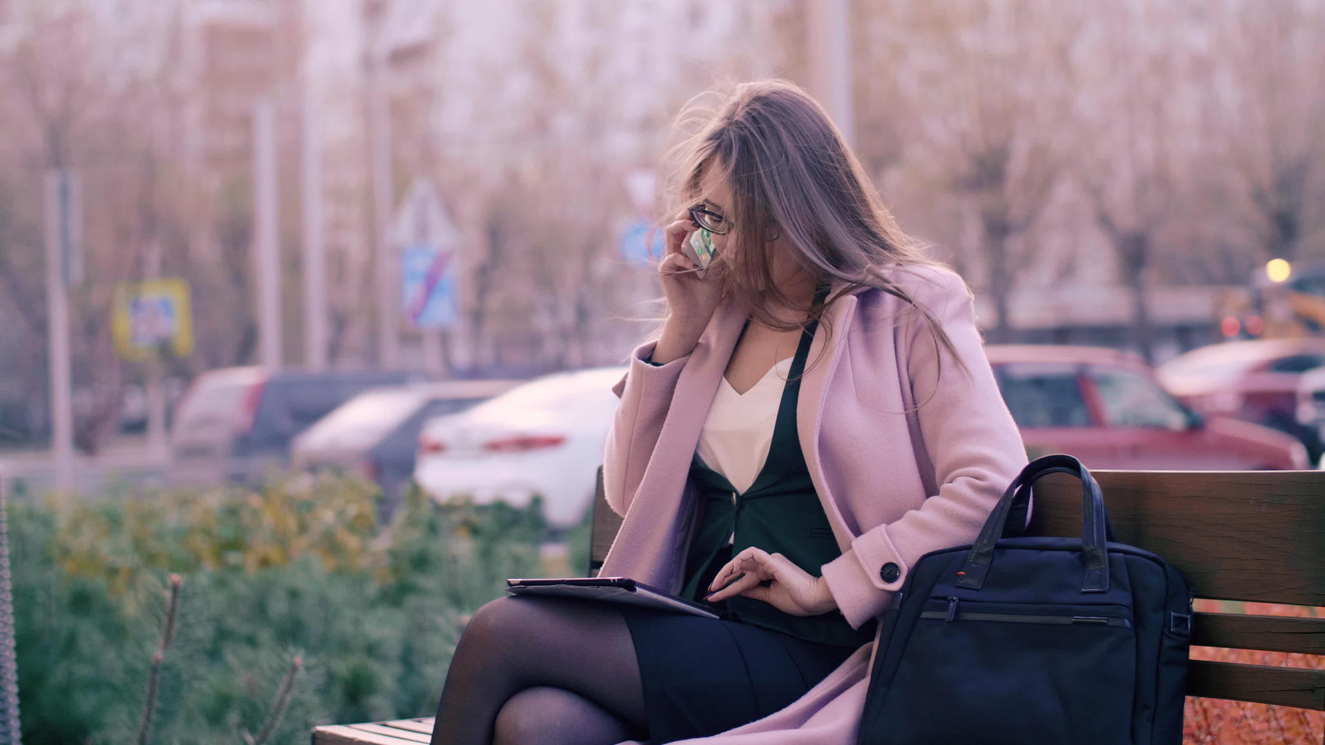 现代城市通过移动电话与使用平板电脑的女性商业女性交谈视频的预览图