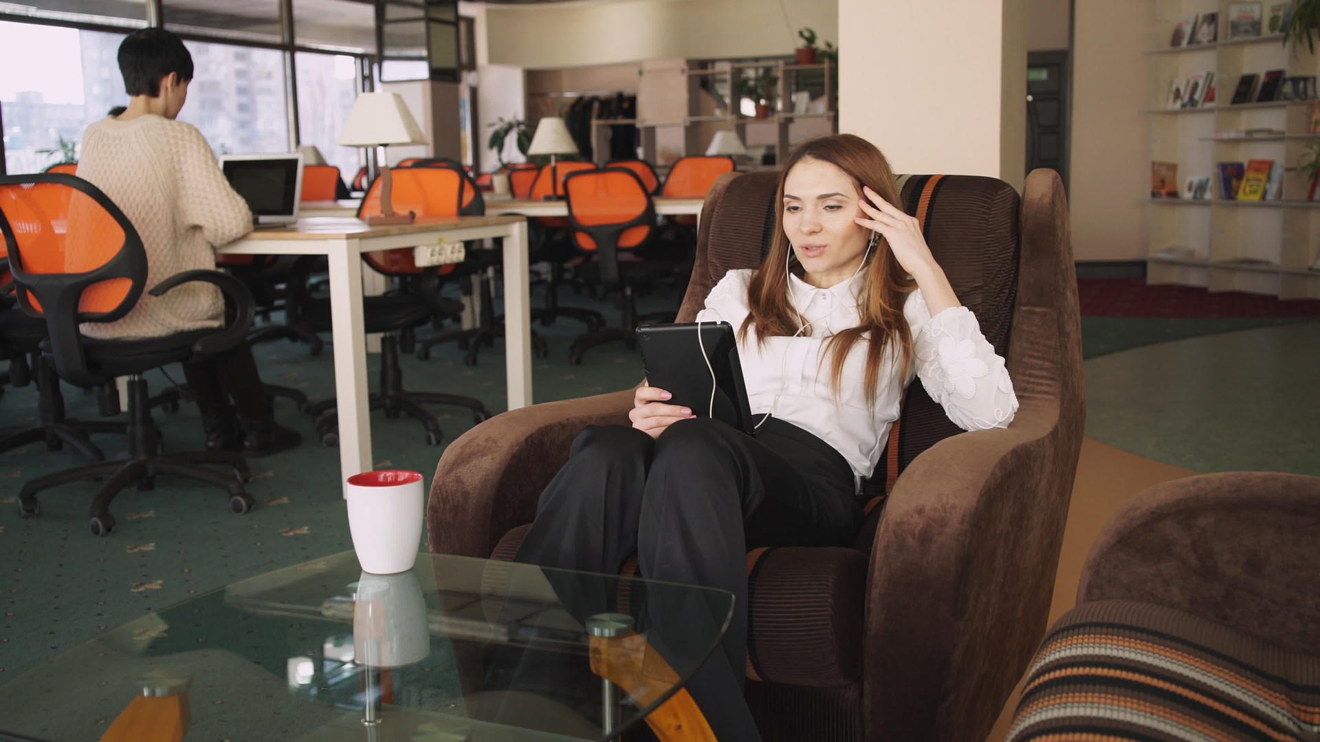 办公室里的年轻女商人在平板电脑上有视频电话视频的预览图