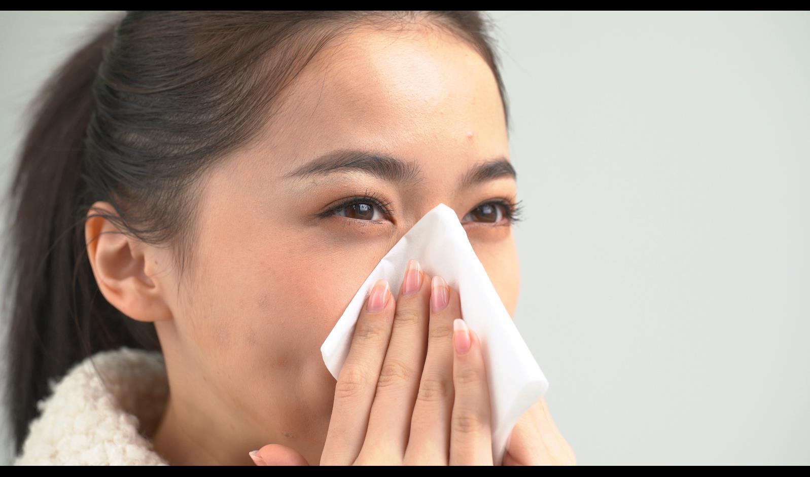4k女生感冒鼻炎擤鼻子鼻涕特写视频的预览图