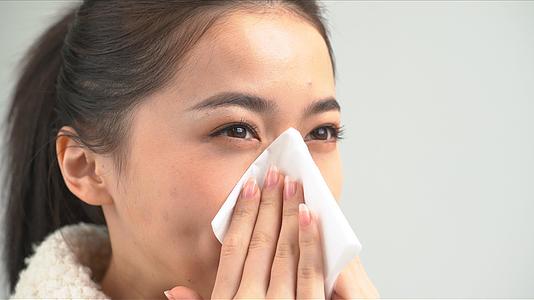4k女生感冒鼻炎擤鼻子鼻涕特写视频的预览图