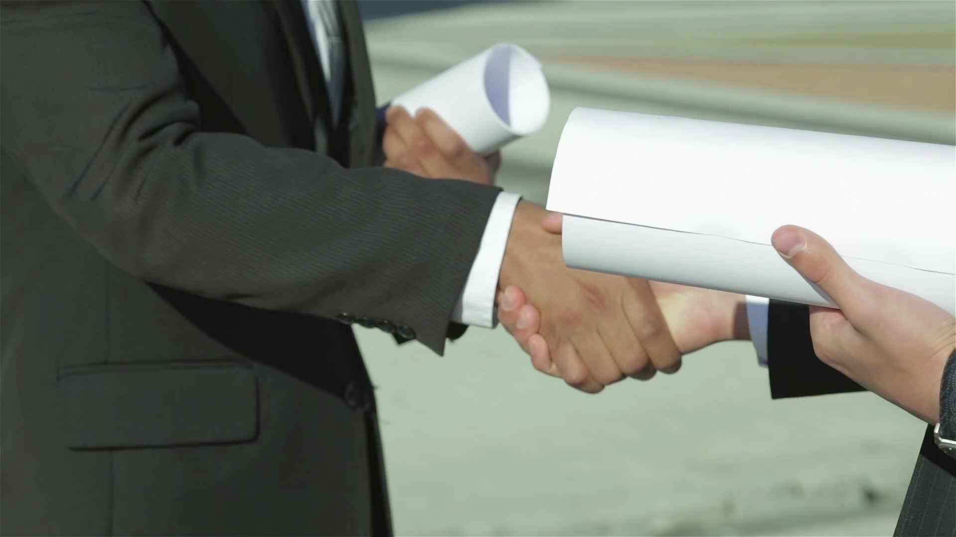 两名自信的工程师握手握手视频的预览图