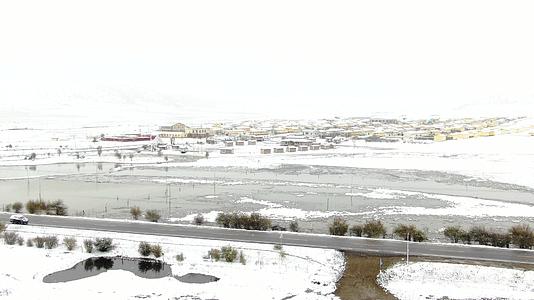 被大雪覆盖的草原村庄航拍视频视频的预览图