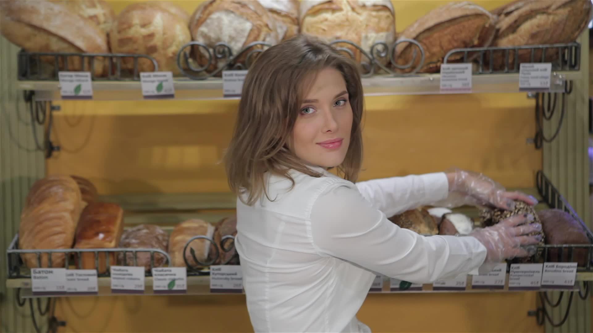 女人把黑面包放在架子上视频的预览图