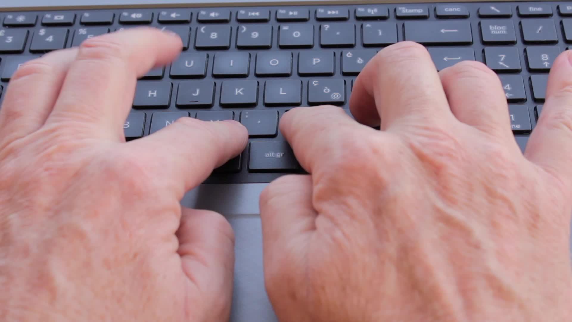 男人在电脑上打字视频的预览图