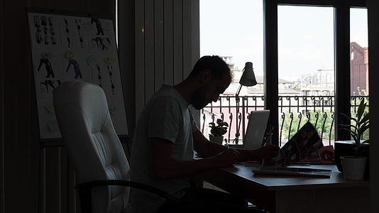 经验丰富的设计师坐在计算机工作的经验丰富的设计师视频的预览图