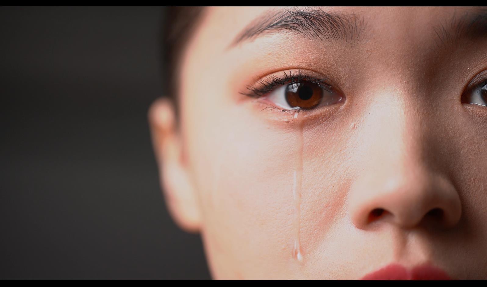 4k女生流泪眼泪特写视频的预览图