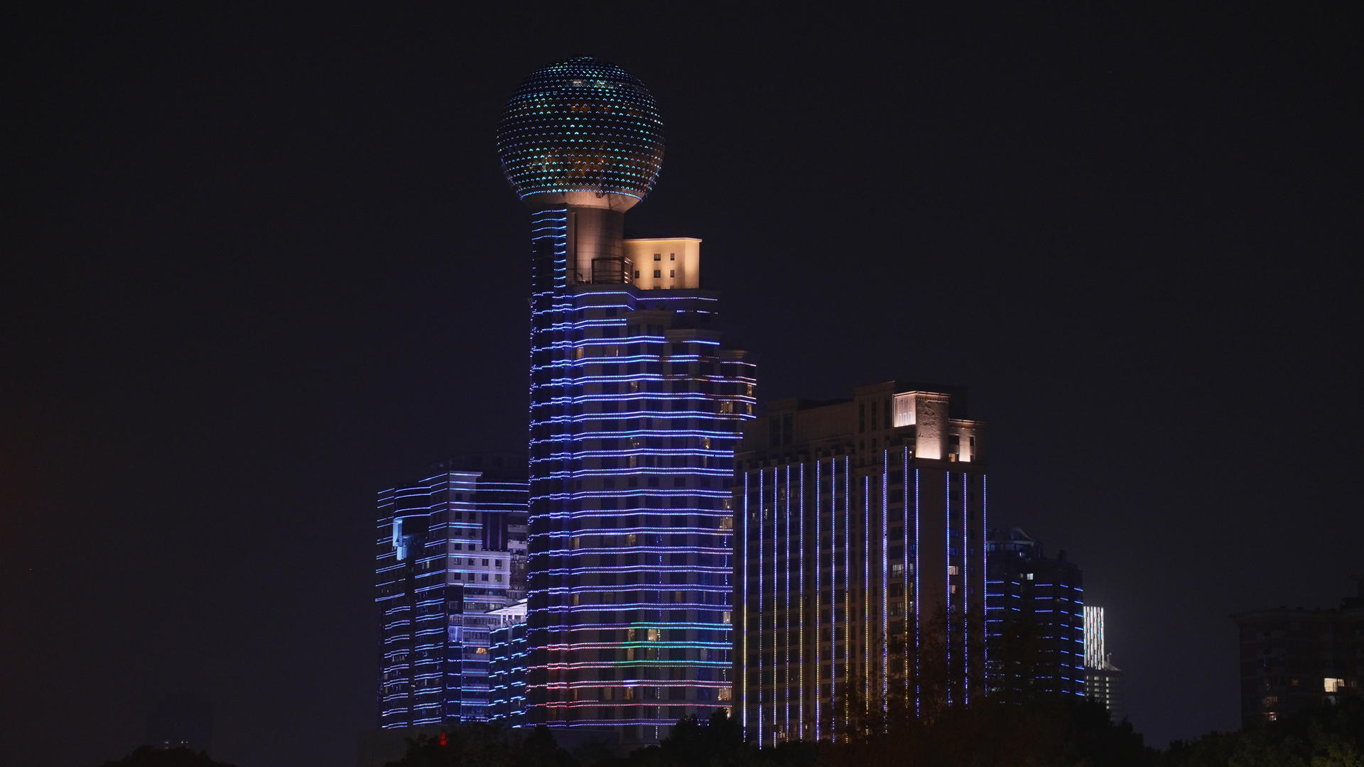 城市节日夜晚商务建筑灯光秀4k素材视频的预览图