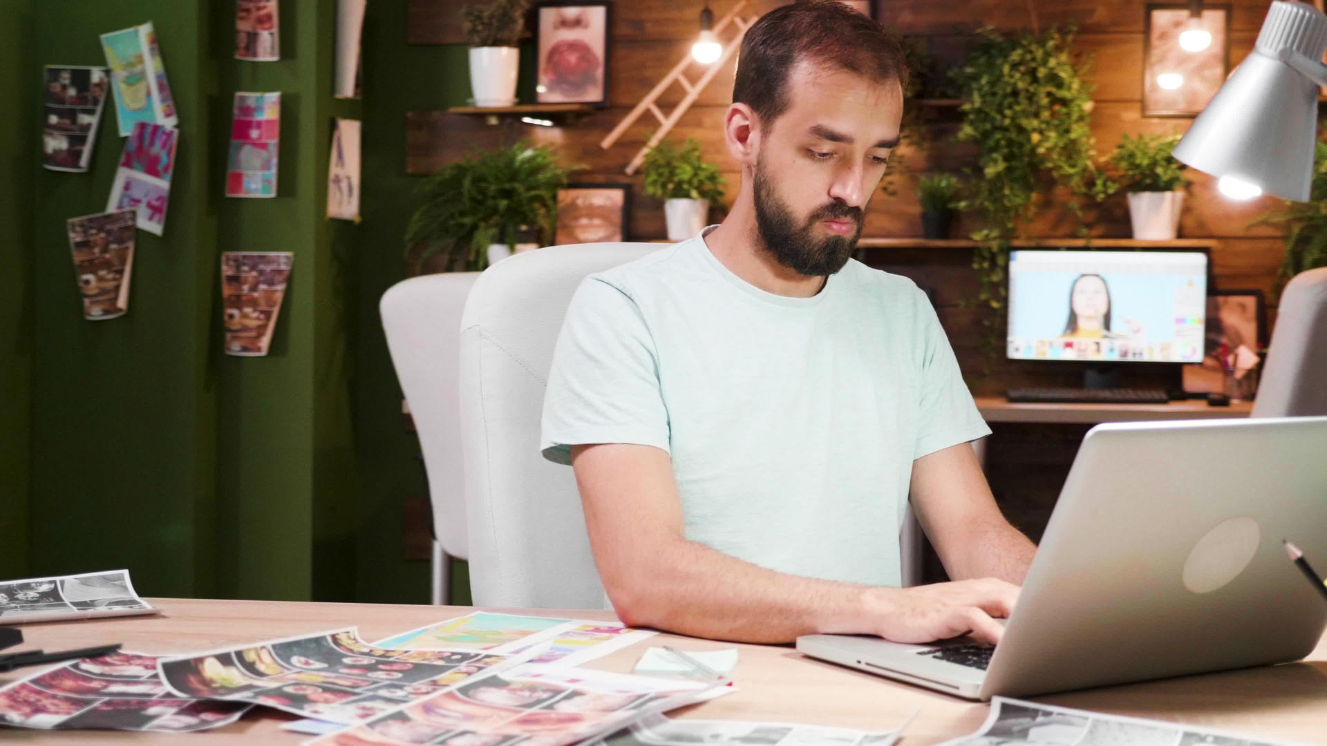 创意商人坐在办公室里在笔记本电脑上打字视频的预览图