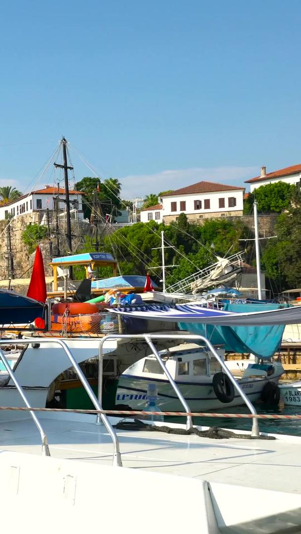 收集土耳其地中海安塔利亚码头游艇视频的预览图