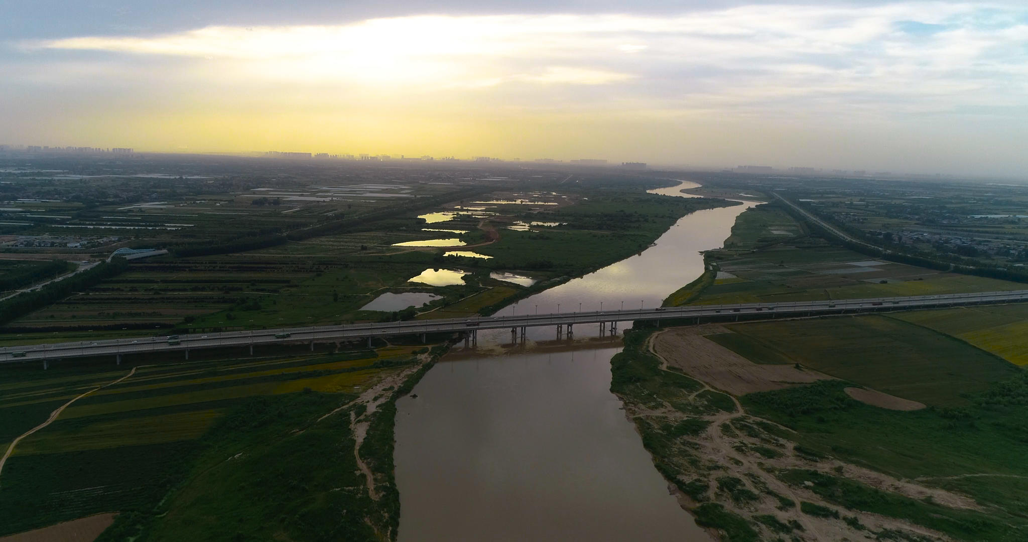 4K落日下的渭河航拍视频的预览图