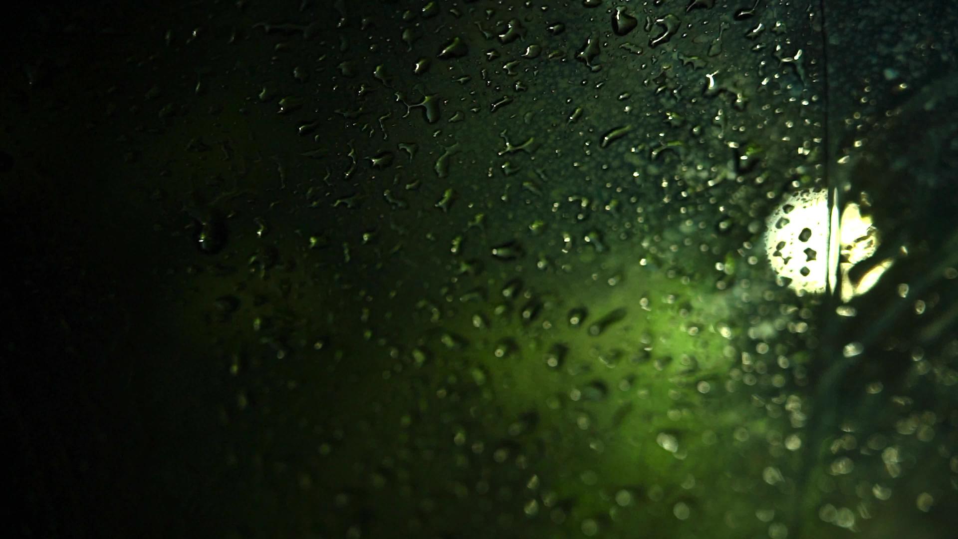 4K夜晚孤独冷清玻璃上的雨珠水珠视频的预览图