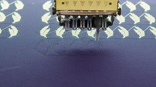 自动自动缝纫机根据数字指令制作图案视频的预览图