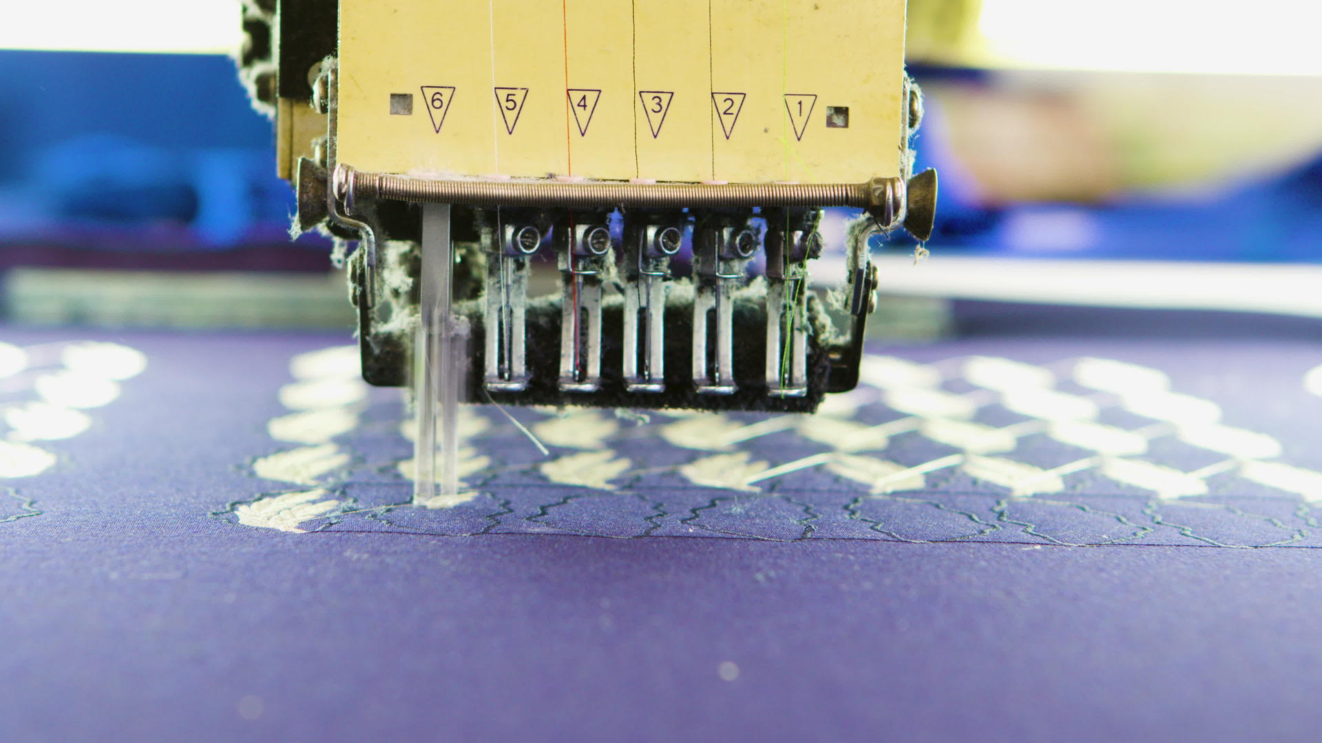 现代缝纫机用于制作织物缝纫模型视频的预览图
