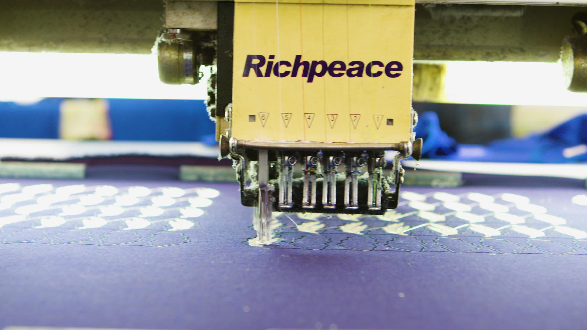 一家缝纫工厂的缝纫机生产视频的预览图