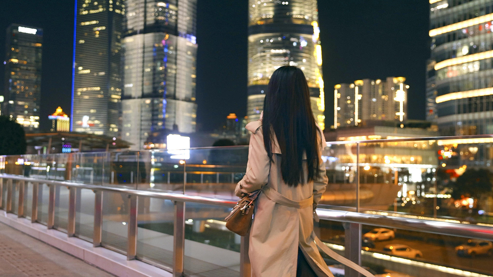 4K都市女性夜晚行走背影升格视频视频的预览图