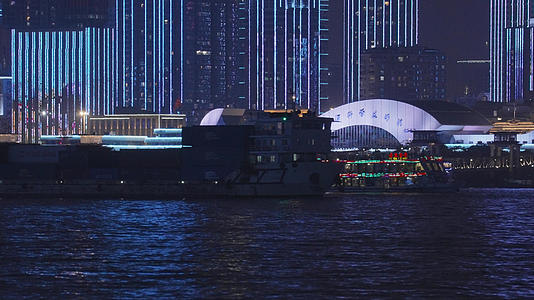 长江码头上川流不息的客运货运物流船舶4k素材视频的预览图