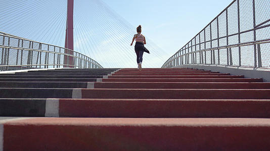 4k女性户外运动跑步晨跑背影视频的预览图
