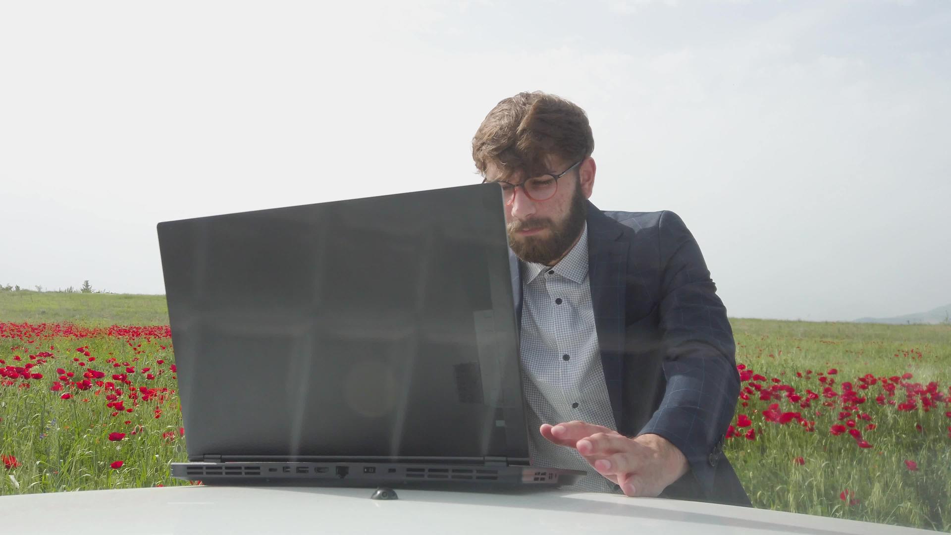 一辆车里的商人拿着一台笔记本电脑一个人拿着一台红色的郁金香视频的预览图