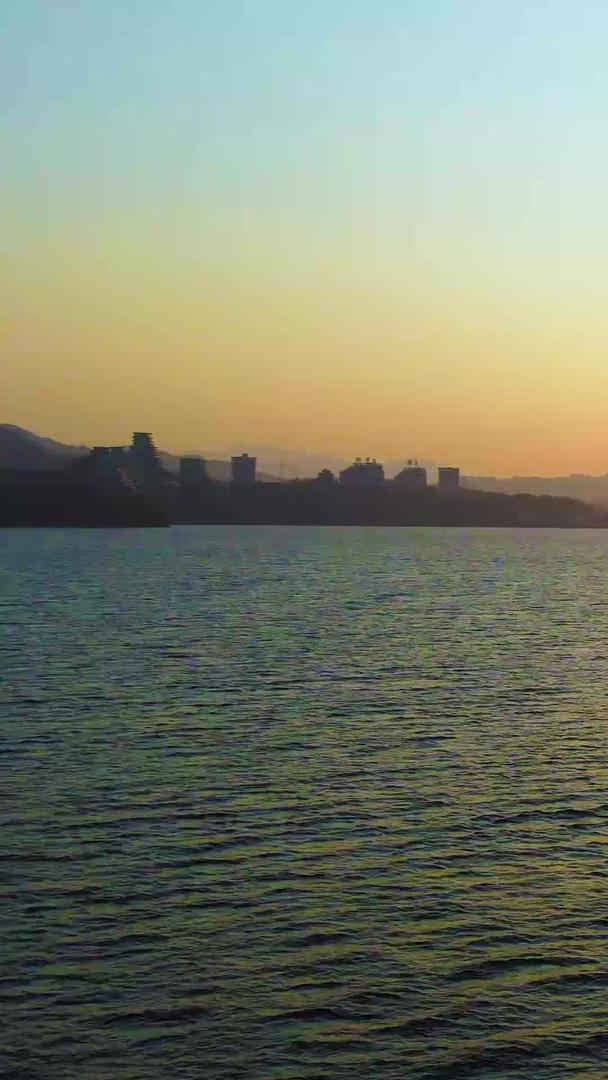 航拍日出日落夕阳余晖湖水湖水湖水视频的预览图