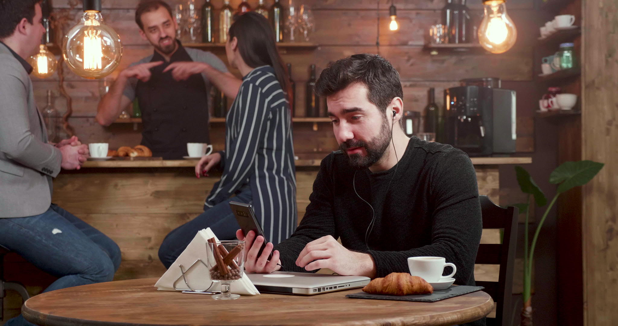 英俊的年轻人在咖啡馆喝咖啡时打了一个视频电话视频的预览图