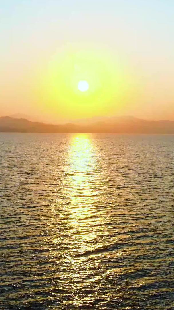航拍日出日落夕阳余晖湖水湖水湖水视频的预览图