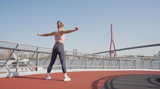 4k女性健身跑前拉伸热身运动视频的预览图