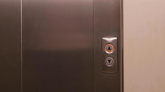 男商人呼叫电梯和电梯的按钮视频的预览图