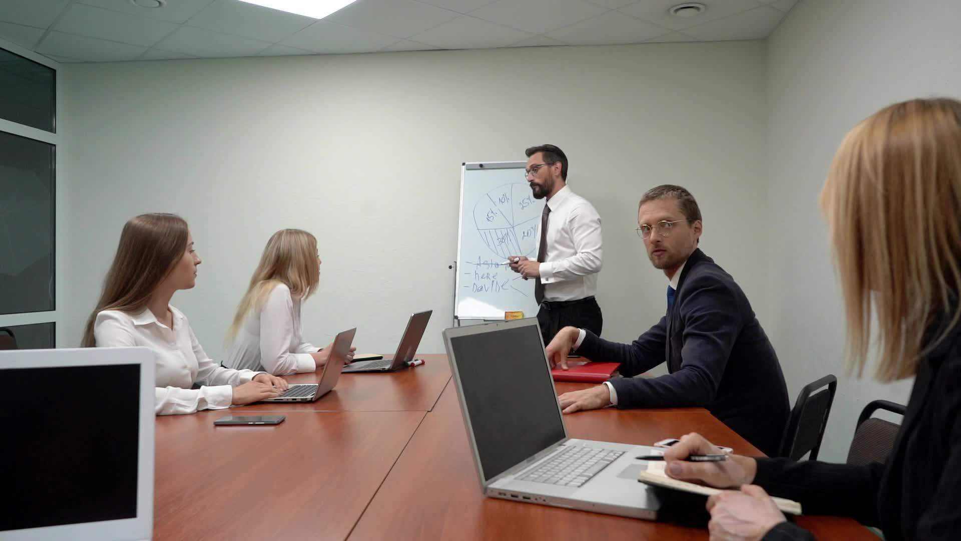领导正在向他的团队解释新策略视频的预览图