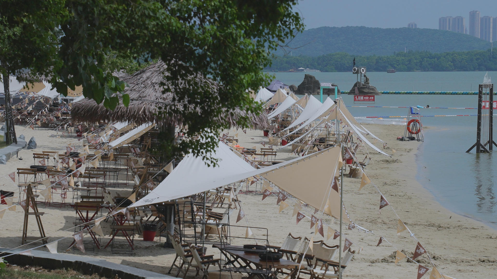 城市海边夏天沙滩休闲娱乐亲子遮阳伞海滩4k素材视频的预览图