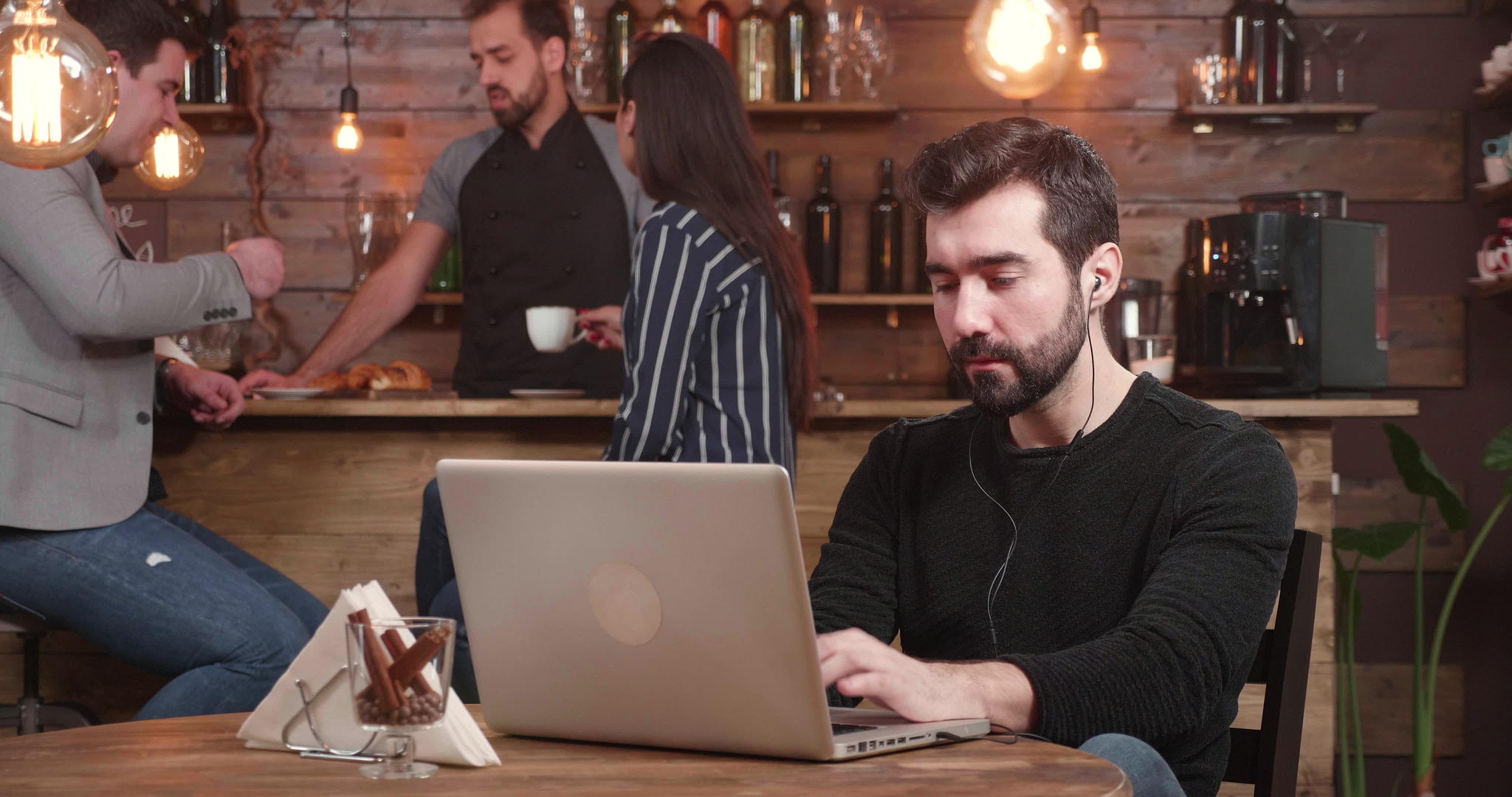 英俊的年轻人在笔记本电脑上打字同时在旧咖啡字视频的预览图