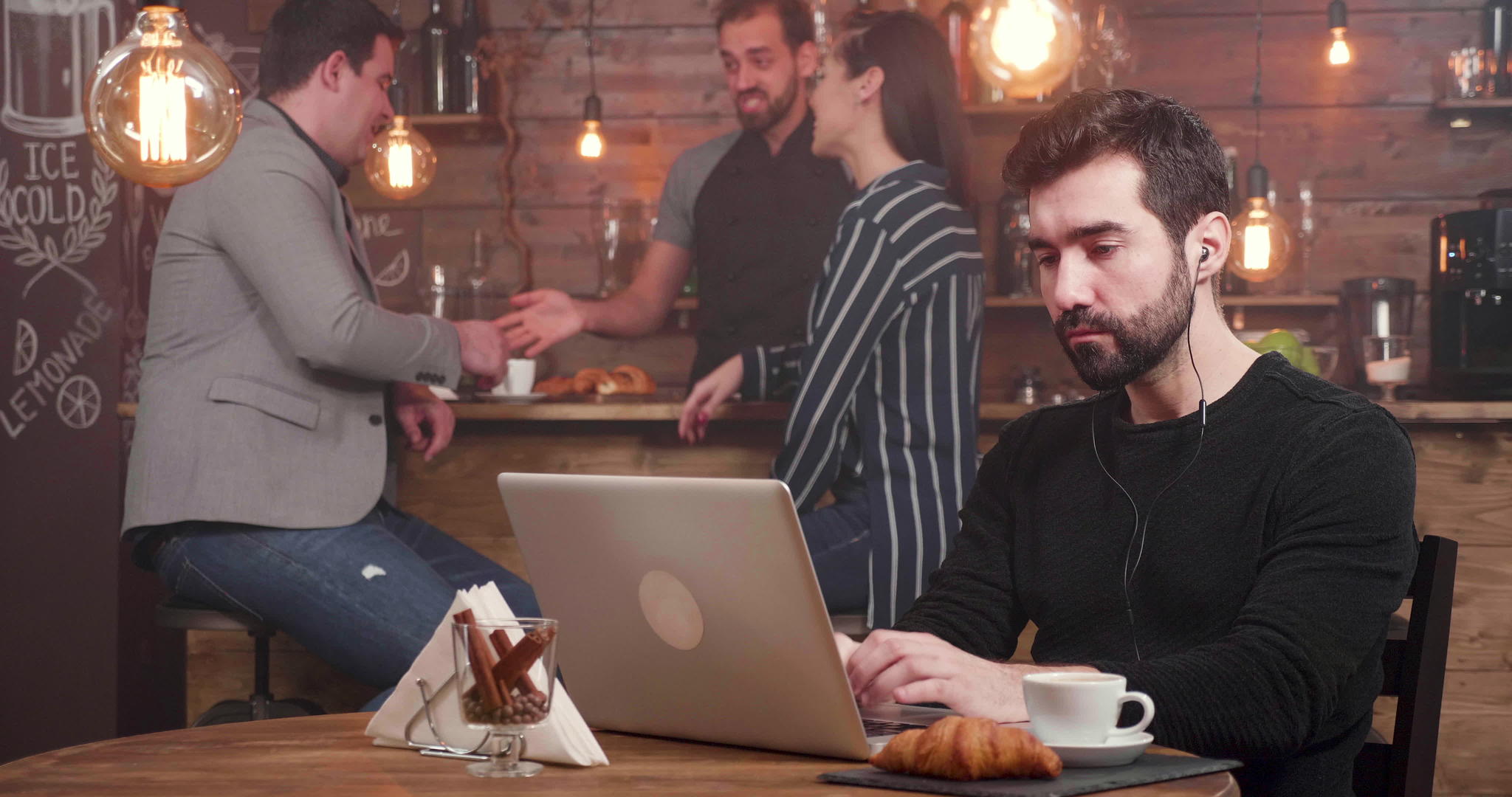 在忙碌的咖啡店工作长胡子的帅哥非常热情视频的预览图