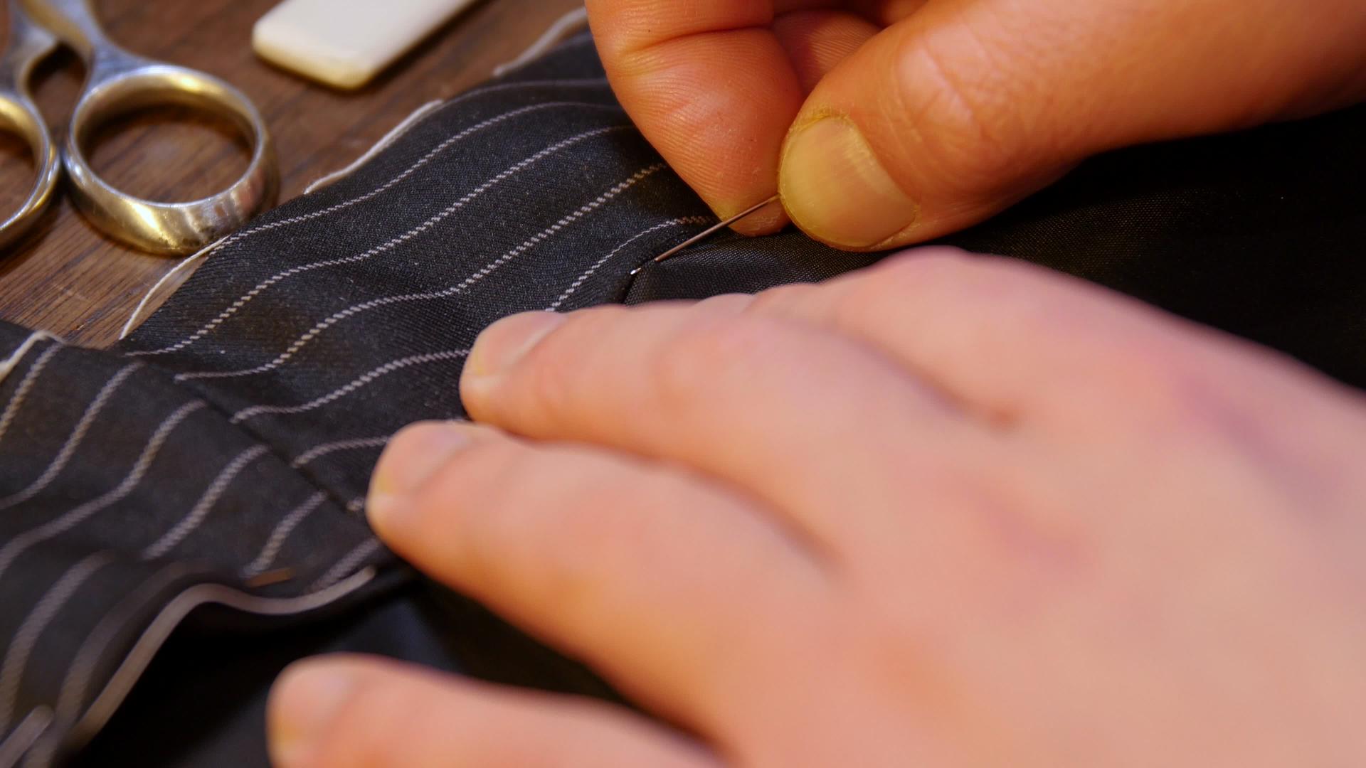 传统的裁缝是根据古代传统的年轻裁缝的专业动作视频的预览图