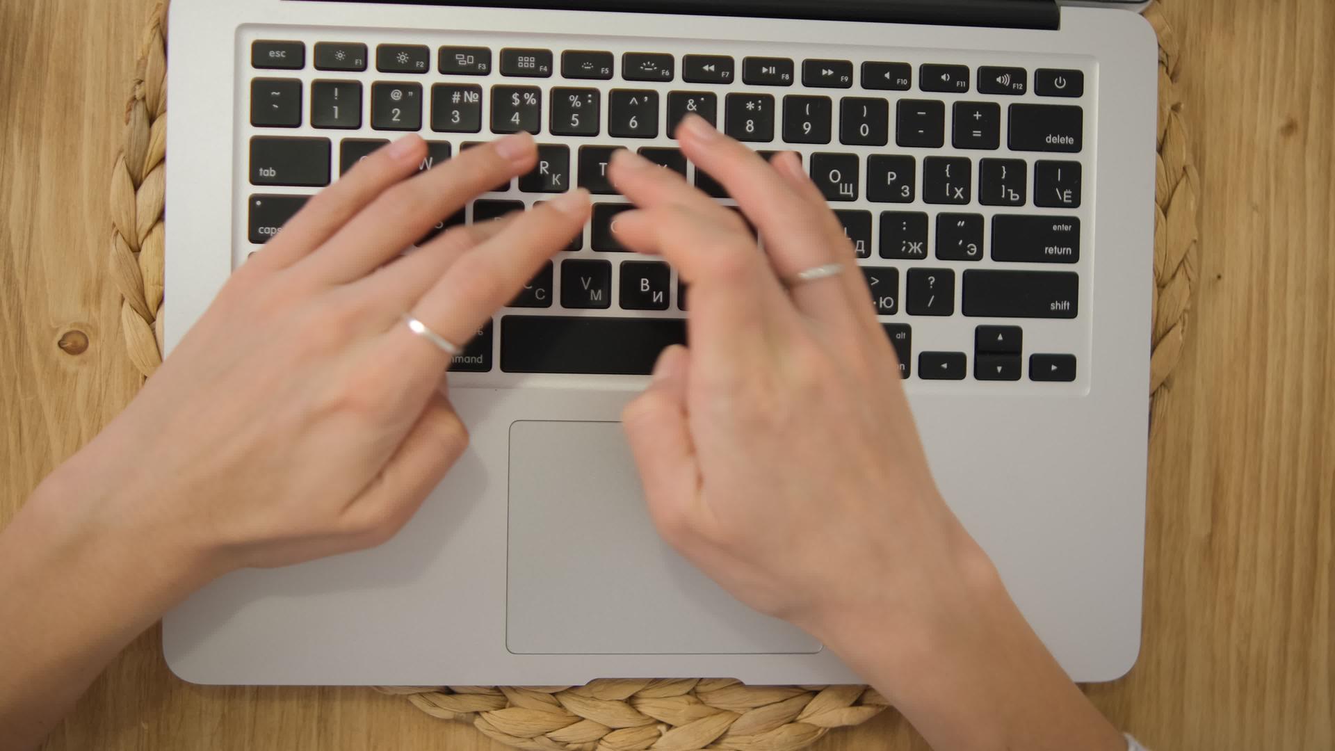 在键盘上工作远程工作打字笔记本电脑女人有选择视频的预览图