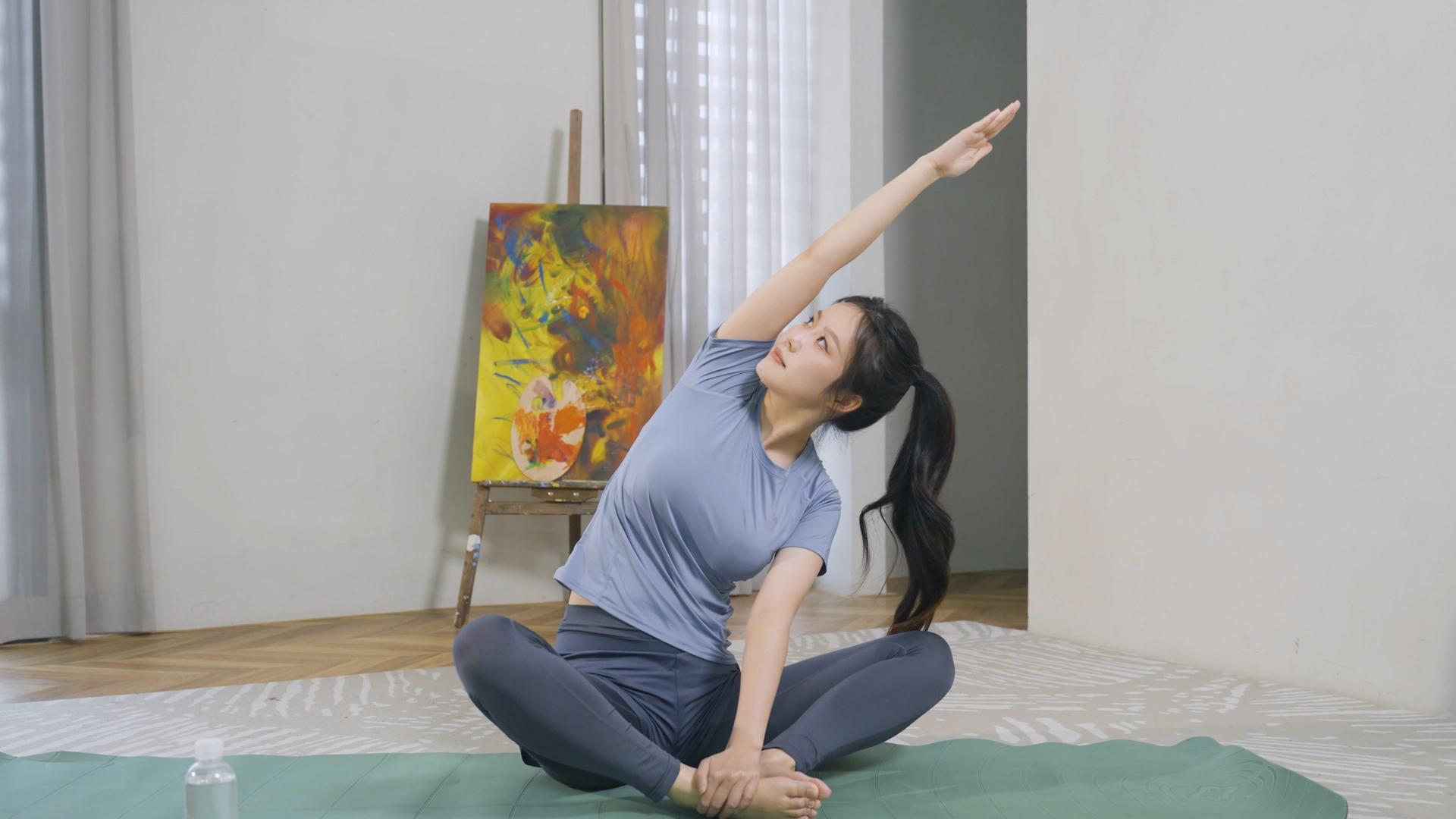 4K女性健身瑜伽跳操拉伸居家视频的预览图