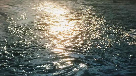 夏天夕阳下升格拍摄波光粼粼的湖面视频的预览图
