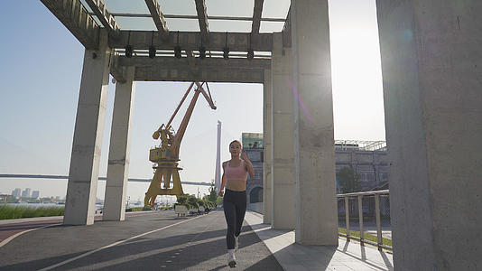 4k女性跑步健身慢跑有氧跑视频的预览图