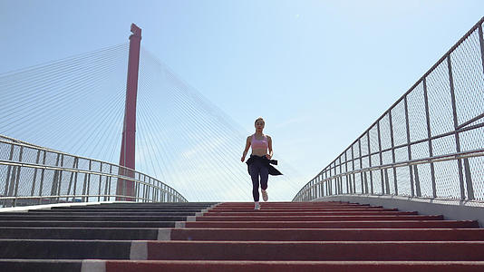 4k女性跑步慢跑晨跑有氧跑视频的预览图